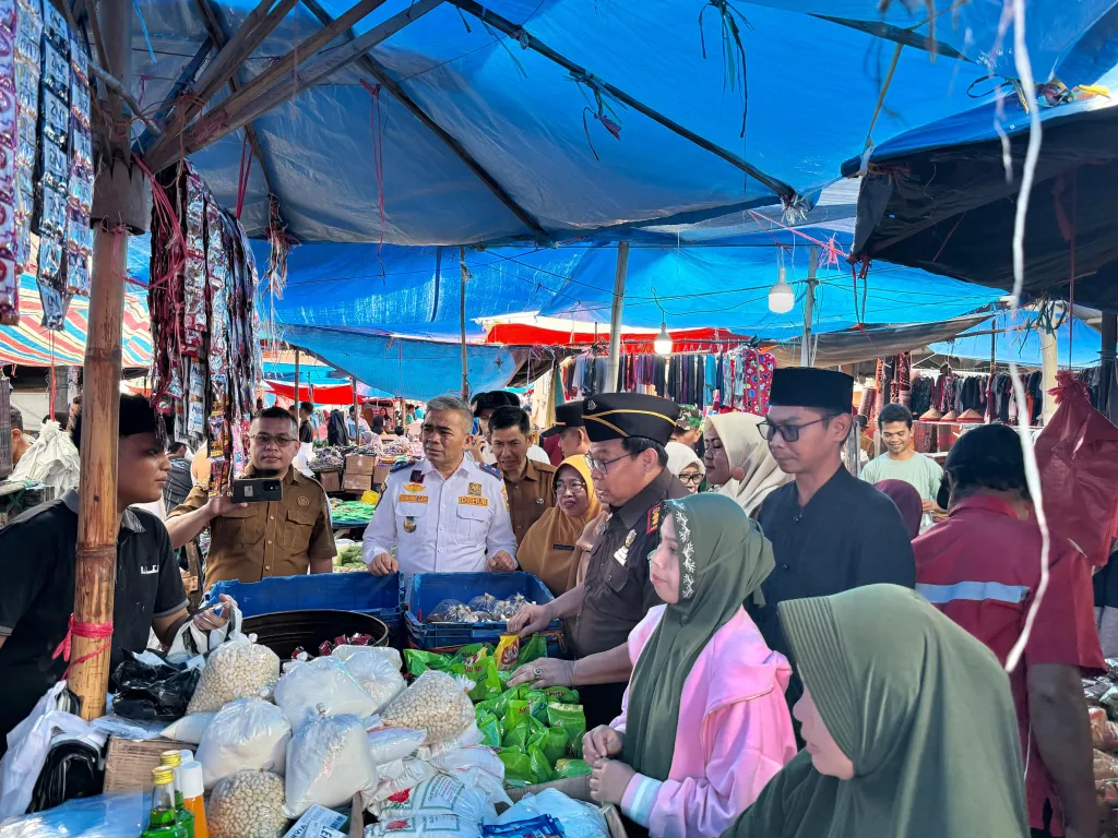 Sidak ke Pasar Muaro Paneh, Pemkab Solok Pastikan Ketersediaan Kebutuhan Bahan Pokok   
